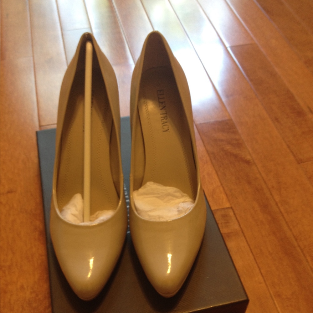 Ellen Tracy beige pumps